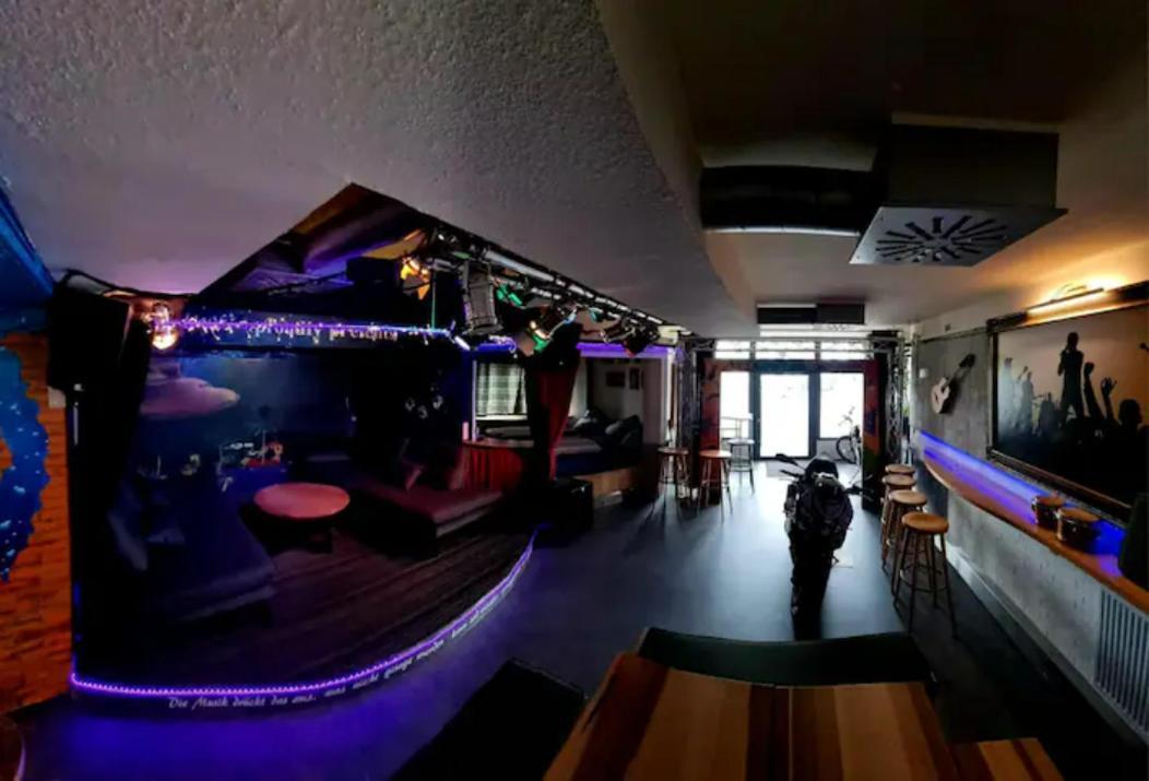 Musikbuehne Flieger - Konzept - Loften In Einer Kneipe Apartment *