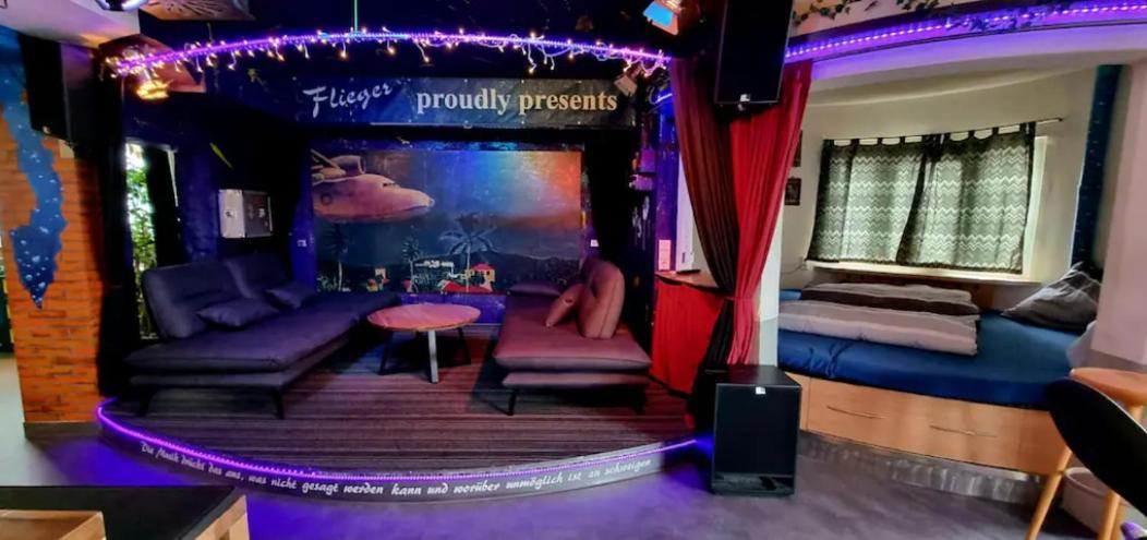 Musikbuehne Flieger - Konzept - Loften In Einer Kneipe Appartamento