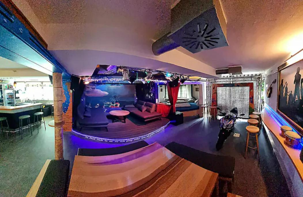 Musikbuehne Flieger - Konzept - Loften In Einer Kneipe Apartment *