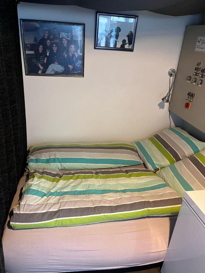 Musikbuehne Flieger - Konzept - Loften In Einer Kneipe Apartment *